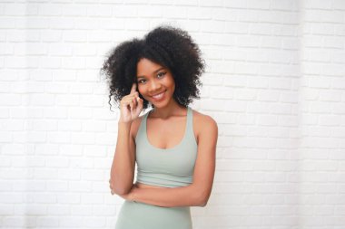 Stüdyo, sıradan giyinmiş komik suratlı Afrikalı Amerikalı bir kızın portresini yakından çekti.