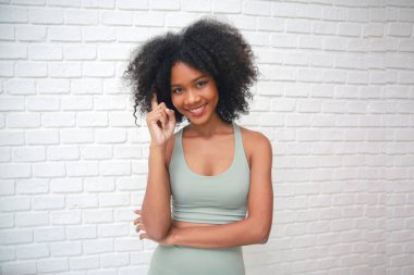 Stüdyo, sıradan giyinmiş komik suratlı Afrikalı Amerikalı bir kızın portresini yakından çekti.