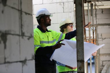 Konut Binası. İnşaat sektöründe. Binanın içinde beyaz yüklenici.