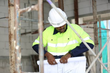 Konut Binası. İnşaat sektöründe. Binanın içinde beyaz yüklenici.