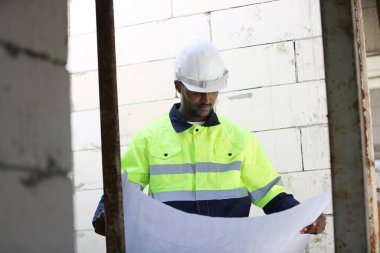 Konut Binası. İnşaat sektöründe. Binanın içinde beyaz yüklenici.