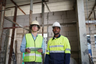 Konut Binası. İnşaat sektöründe. Binanın içinde beyaz yüklenici.