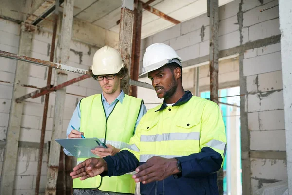 Konut Binası. İnşaat sektöründe. Binanın içinde beyaz yüklenici.