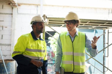 Konut Binası. İnşaat sektöründe. Binanın içinde beyaz yüklenici.