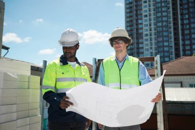 Konut Binası. İnşaat sektöründe. Binanın içinde beyaz yüklenici.