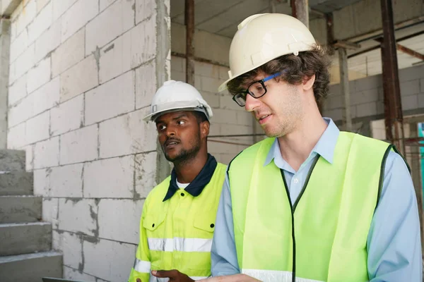 Konut Binası. İnşaat sektöründe. Binanın içinde beyaz yüklenici.