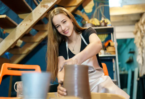 Nahaufnahme Einer Konzentrierten Schönen Handwerkerin Schürze Die Töpferrad Sitzt Und — Stockfoto