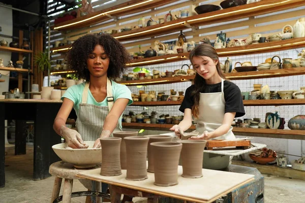 陶芸教室で土の花瓶を作る若い女の子の手の陶芸家 ビジネスオーナー — ストック写真