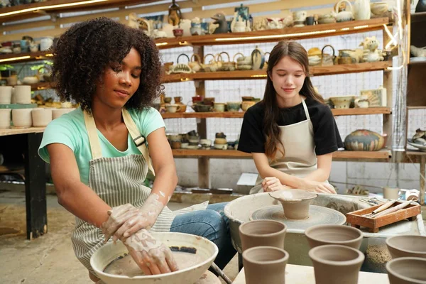 Jovens Garotas Mão Oleiros Fazendo Vaso Barro Oficina Cerâmica Empresário — Fotografia de Stock