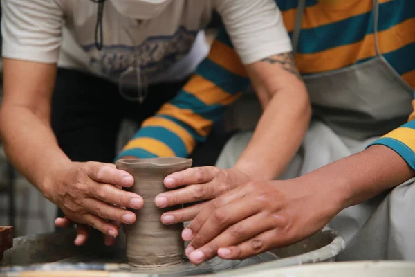 Женщина Мальчик Делают Керамическую Керамику — стоковое фото