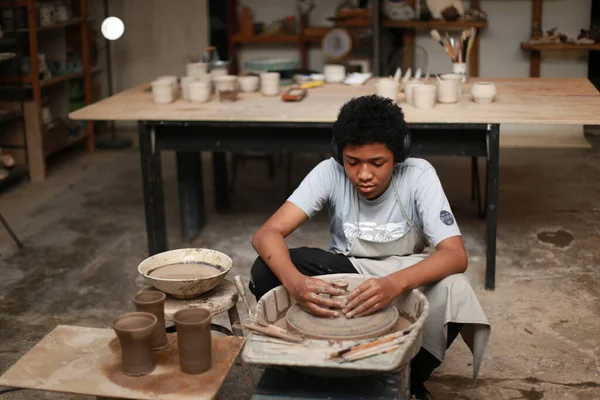 Retrato Artista Alfarero Creativo Propietario Negocio Con Productos Cerámicos Tienda —  Fotos de Stock