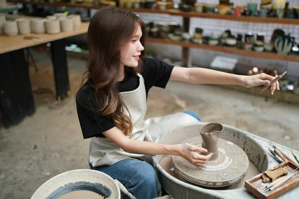 Close Concentrated Beautiful Craftswoman Apron Sitting Pottery Wheel Using Craft — Stock Photo, Image