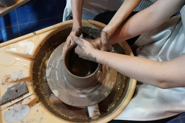 Close Artesãos Bonitos Concentrados Com Roda Cerâmica Trabalhando Moldar Vaso — Fotografia de Stock