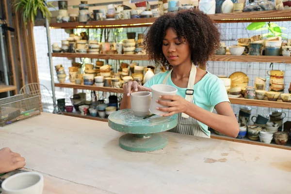 Jong Afro Meisje Hand Pottenbakker Maken Klei Vaas Aardewerk Workshop — Stockfoto