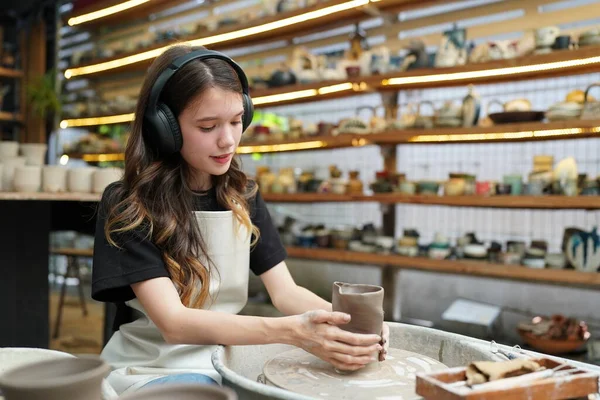 Primer Plano Hermosa Artesana Concentrada Delantal Sentada Volante Cerámica Usando — Foto de Stock