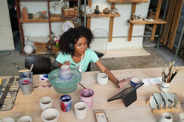 Jong Afro Meisje Hand Pottenbakker Maken Klei Vaas Aardewerk Workshop — Stockfoto