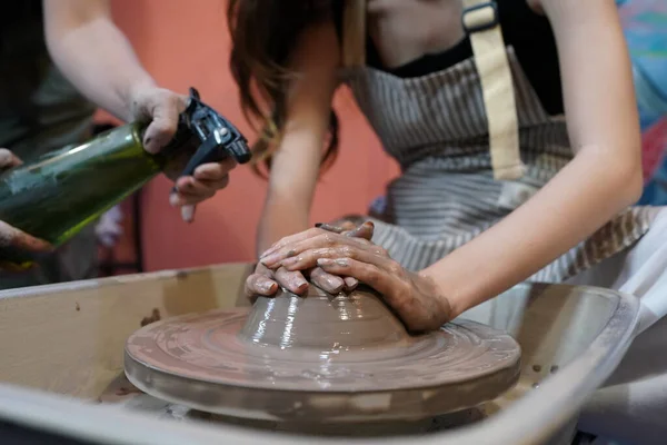 Close Artesãos Bonitos Concentrados Com Roda Cerâmica Trabalhando Moldar Vaso — Fotografia de Stock