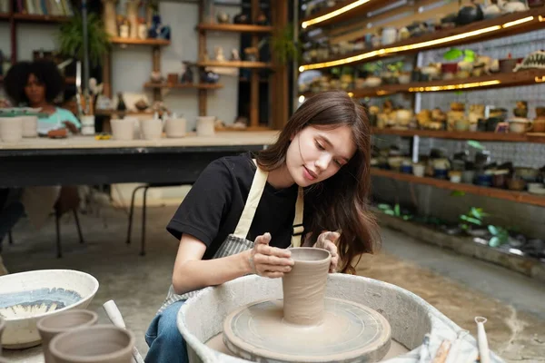 Nahaufnahme Einer Konzentrierten Schönen Handwerkerin Schürze Die Töpferrad Sitzt Und — Stockfoto