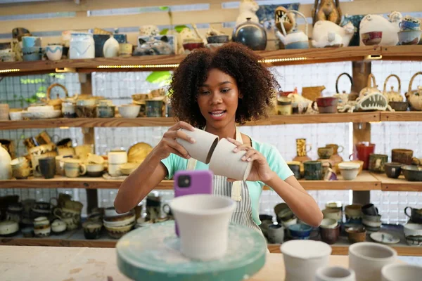 Jong Afro Meisje Hand Pottenbakker Maken Klei Vaas Aardewerk Workshop — Stockfoto