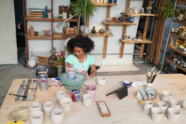 Jong Afro Meisje Hand Pottenbakker Maken Klei Vaas Aardewerk Workshop — Stockfoto