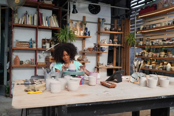 Jong Afro Meisje Hand Pottenbakker Maken Klei Vaas Aardewerk Workshop — Stockfoto