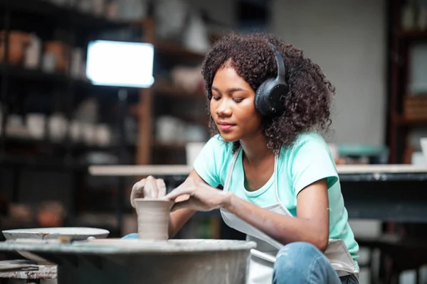 Primer Plano Hermosa Artesana Concentrada Delantal Sentada Volante Cerámica Usando — Foto de Stock