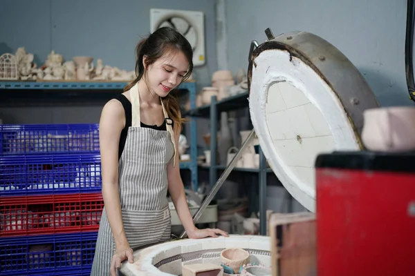 美丽的女人在车轮上制作陶瓷陶器 双手特写 在自由职业者 爱好的妇女的概念 — 图库照片