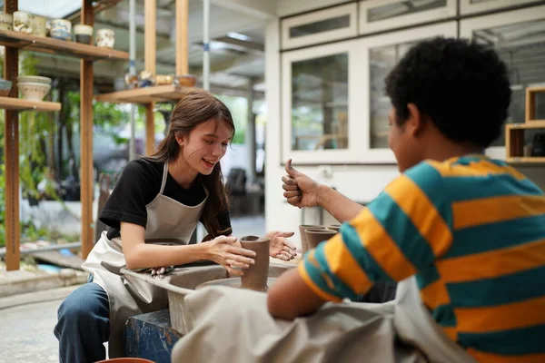 Hermosa Mujer Niño Haciendo Cerámica — Foto de Stock