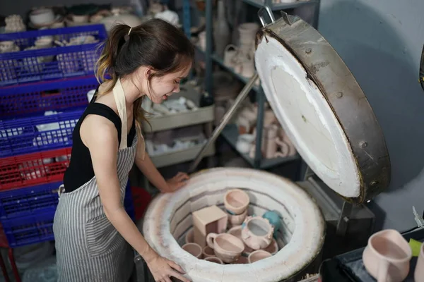 Mulher Bonita Fazendo Cerâmica Cerâmica Roda Mãos Close Conceito Para — Fotografia de Stock