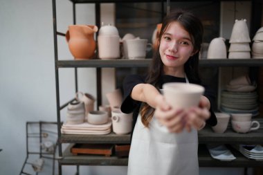 Kadın bağımsızlığı, iş, hobi. Seramik çömlek yapan kadın