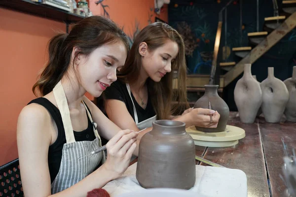 Artisans Asseoir Table Travailler Sur Vase Argile Fond Poterie Propriétaire — Photo