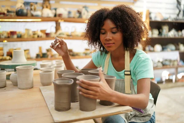 Close Van Geconcentreerde Mooie Ambachtelijke Vrouw Schort Zitten Aan Aardewerk — Stockfoto