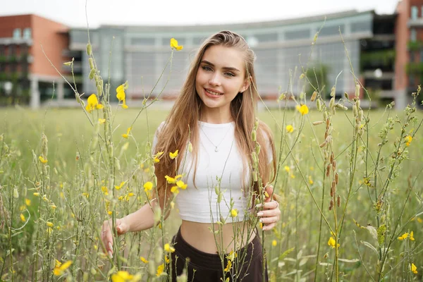 Retrato Chica Rubia Con Pelo Aleteo Posando — Foto de Stock