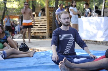 İnsanlar bir yerde oturup guruların vaazlarını dinliyor. Yoga ve Vedic Kültür Festivali Vedalife-2018. 25 Temmuz 2018. Kiev, Ukrayna