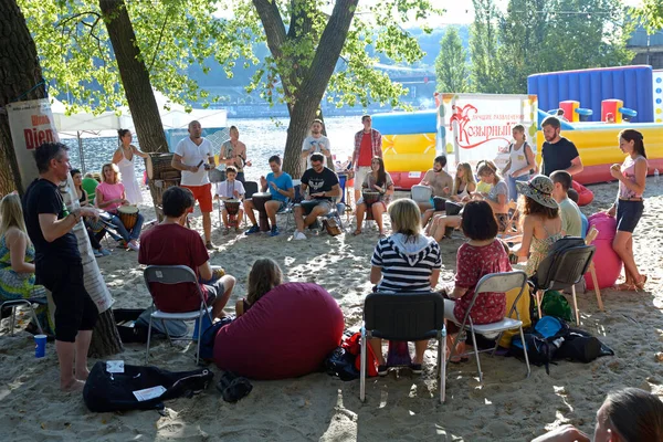 Люди Сідають Землю Слухають Гуру Fest Yoga Vedic Culture Vedalife — стокове фото