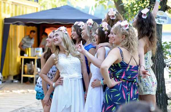 Młode Ukraińskie Kobiety Wieńcami Głowach Pozujących Podczas Festiwalu Jogi Kultury — Zdjęcie stockowe