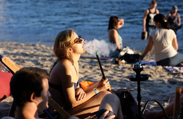 Chica Sentada Una Playa Fumando Una Cachimba Gente Fondo Festival — Foto de Stock