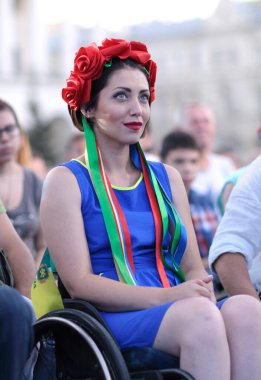Özel ihtiyaçları olan bir kadın, Ukrayna yerlisi kırmızı bir halkada tekerlekli sandalyede oturuyor. Ukrayna 'nın Bağımsızlık Günü. 24 Ağustos 2018. Kiev, Ukrayna