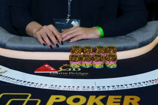 Mujer distribuidor de casino esperando para comenzar un juego, jugando a las cartas y fichas de póquer en una mesa —  Fotos de Stock