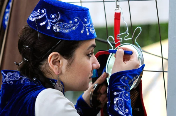 Menina tártaro da Crimeia em um vestido nativo que põe a maquilagem antes de celebrar de Hidirellez, festival de chegada de primavera — Fotografia de Stock