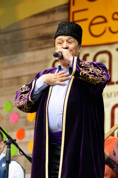 Celebración de Hidirellez, fiesta de llegada de la primavera. Cantante tártaro de Crimea en un disfraz nacional —  Fotos de Stock