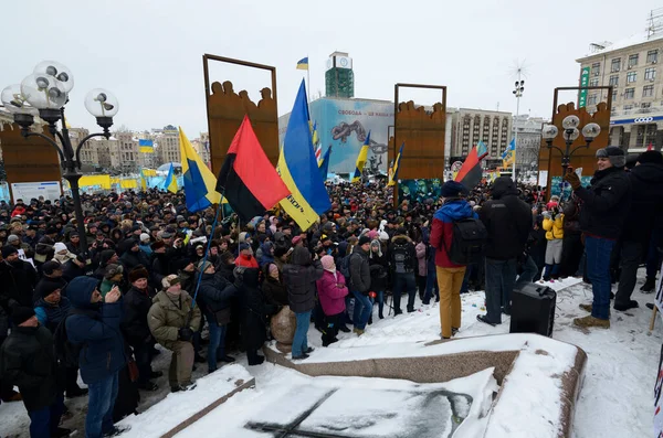 Folk samlades för ett möte på Majdan Nezalezhnosti självständighetstorget protesterar mot politik Ukrainas president Petro Potosjenko — Stockfoto