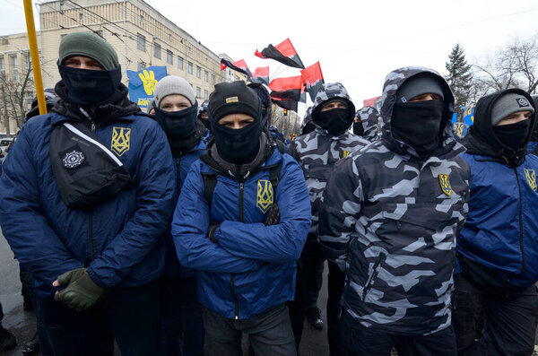 Украинские ультраправые блокируют посольство России, маршируют и митингуют. 18 марта 2018 года. Остров, Украина