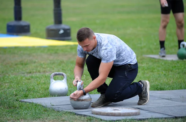 練習のためにケトルベルを準備する男 2019年6月20日ウクライナ キエフ — ストック写真