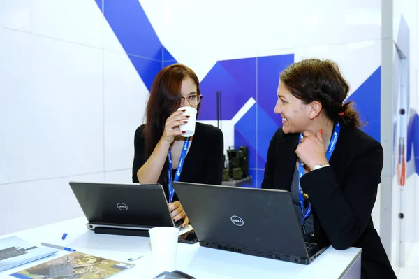 Gülümseyen Bayan Ofis Çalışanı Dizüstü Bilgisayarların Önünde Oturuyor Çalışıyor Sergi — Stok fotoğraf