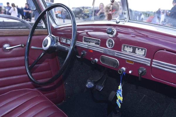 Εσωτερικό ενός αυτοκινήτου αντίκα Audi, τιμόνι, ταμπλό — Φωτογραφία Αρχείου