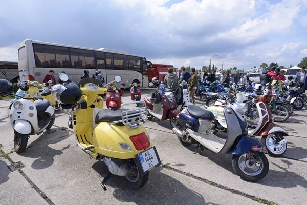 Eski bir scooter park etmiş. Bayat Araba Festivali. 12 Mayıs 2019. Kleev, Ukrayna
