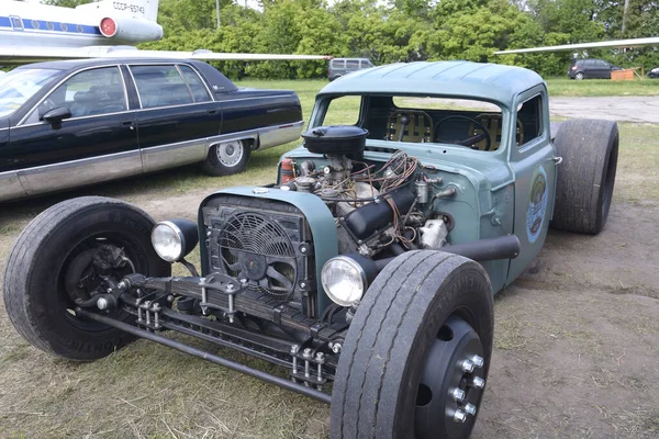 自家製の古い車の駐車場 エンジンのクローズアップ — ストック写真