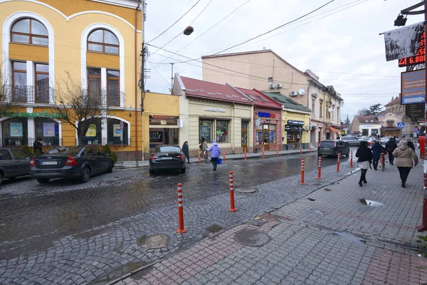 Uzhgorod 'un simgelerinden biri olan Koriatovycha Meydanı' nın manzarası. Arabalar sürüyor, insanlar yürüyor. — Stok fotoğraf