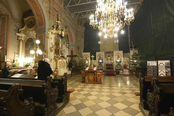 People praying in the Greek Catholic Holy Cross Cathedral. Uzhgorod, Ukraine — стоковое фото